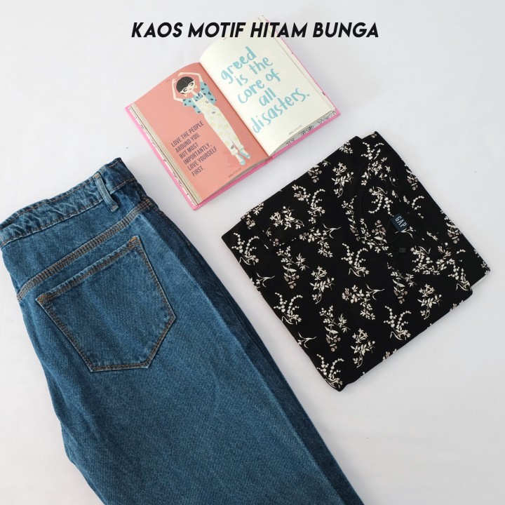 Kaos Motif Hitam Bunga