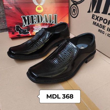 Sepatu kulit pria pantofel kantor sepatu kerja formal tampil lebih keren