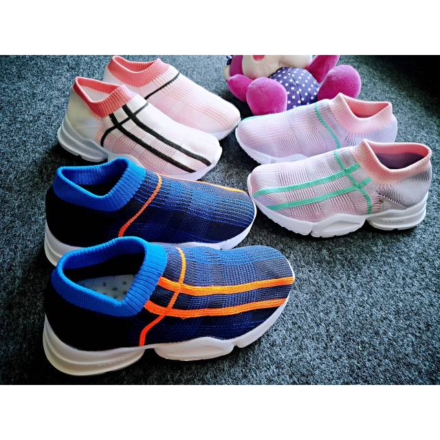 3012C.  sepatu anak wanita dan laki laki .sepatu 100% original import bahan rajut halus