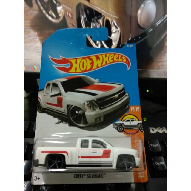 Hot wheels Silverado putih