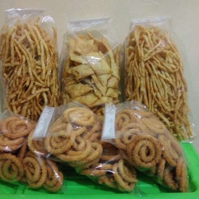 

Kue keripik bawang dan kue chees stik