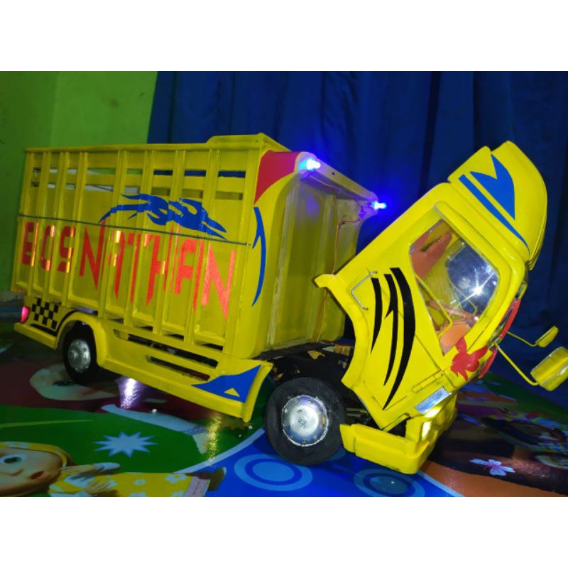 Miniatur Truk Ful Spek interior Suspensi Oleng Bhan kayu. pintu Buka Kabin jungkit