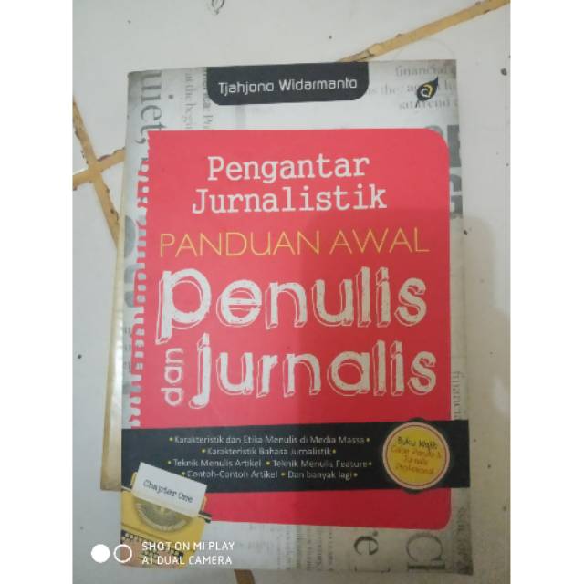 

Buku pengantar jurnalistik panduan Awal penulis dan jurnalis