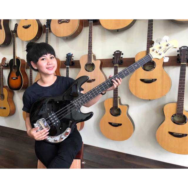 Bass Musicman Hitam