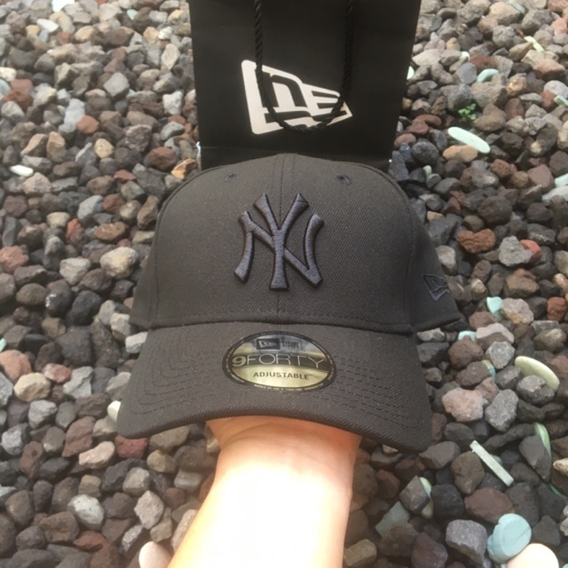 Topi New era NY yankess black with logo black