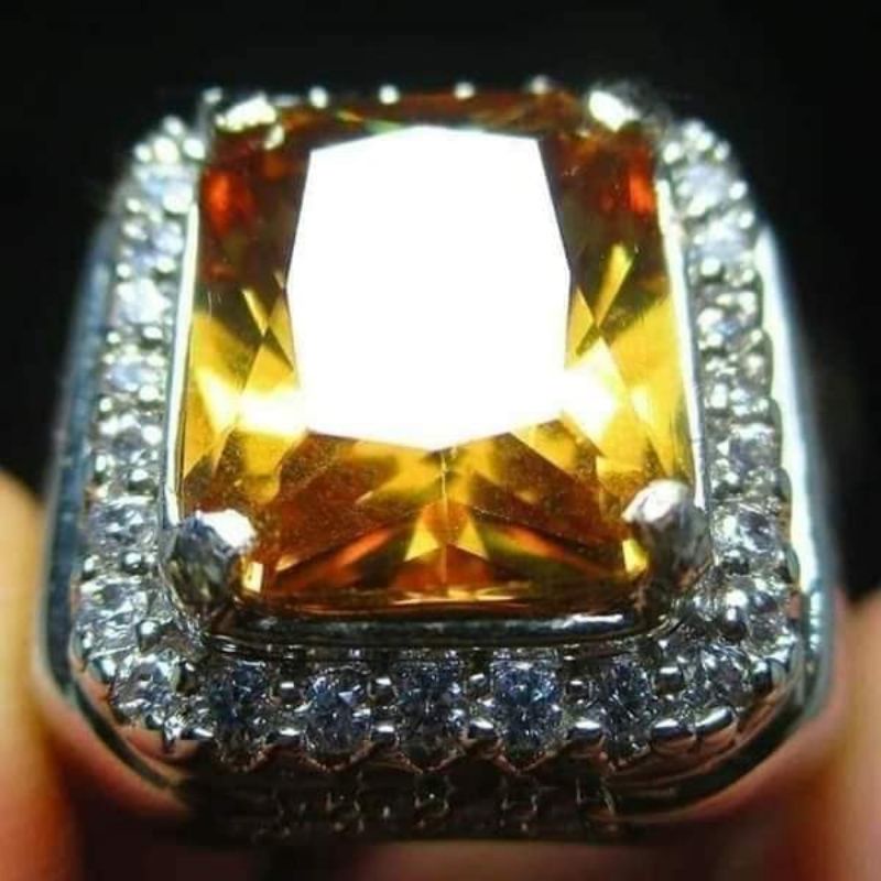 Batu permata natural zultanite change color