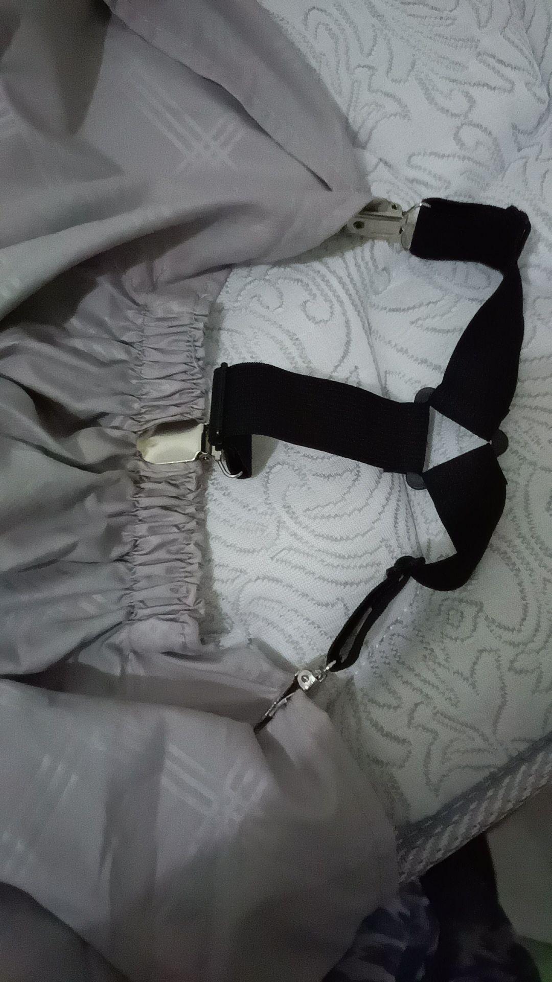 4 Pcs Penjepit Pengencang Merapikan Sprei Tali Segitiga Sheet Grips – Hitam