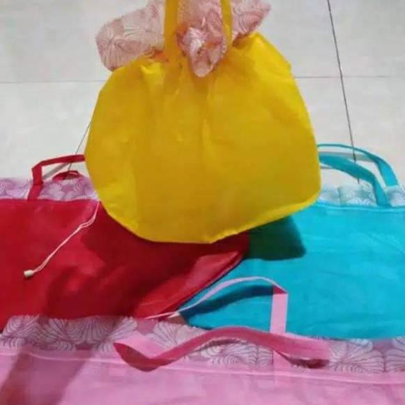 

HOT SALE!! KODE-655 Tas box nasi/Spunbond /serut 20x20(12pc)