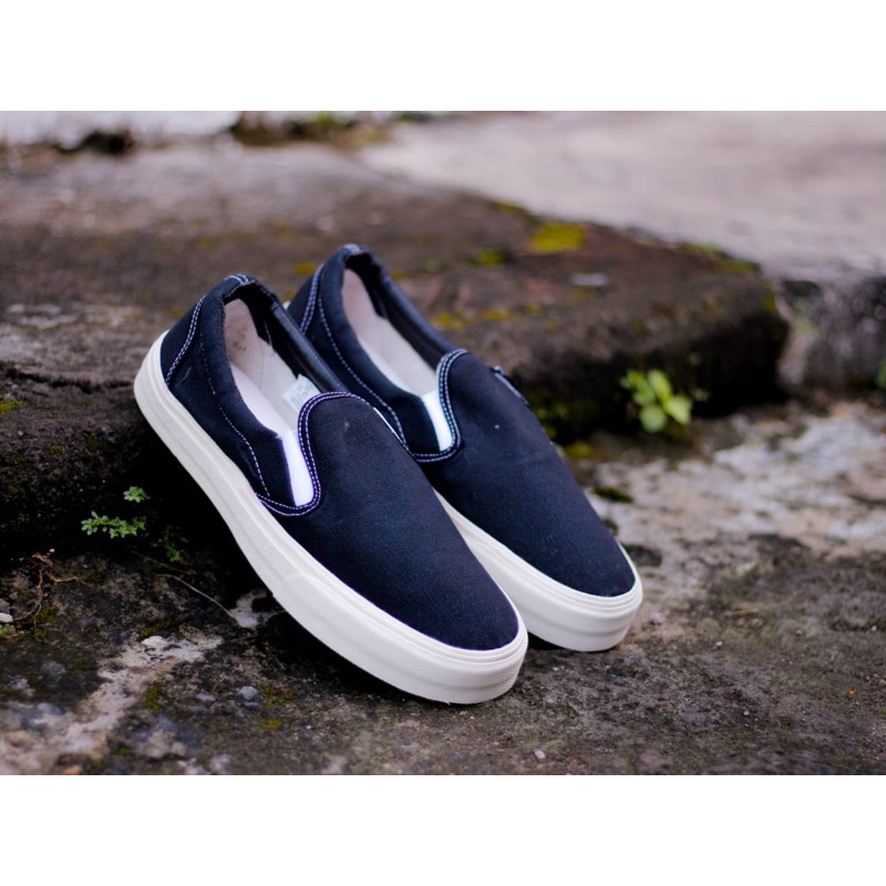 Sepatu Polos slip on black white