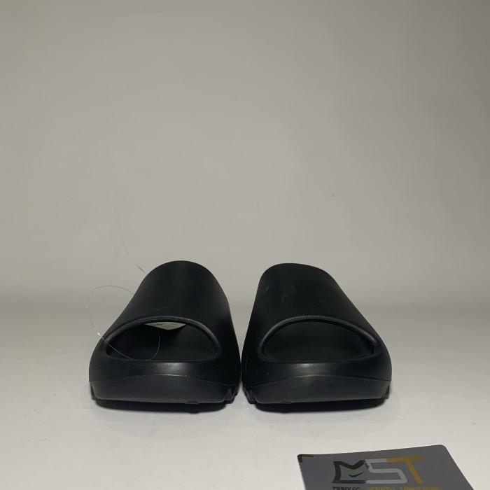 black yeezy slide