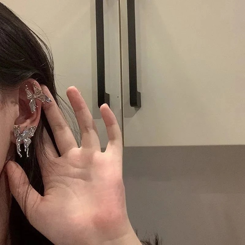 1 Pasang Anting Stud Desain Butterfly Warna Silver Gaya Punk Untuk Wanita