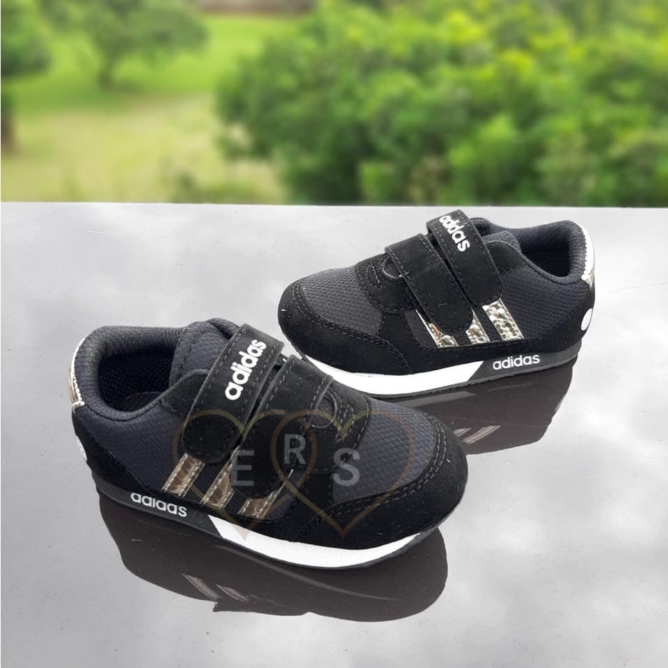 TOKOERS ADS 22-25 Sepatu Sneaker Sporty Anak Laki Laki 1 2 3 tahun - Hitam, Putih