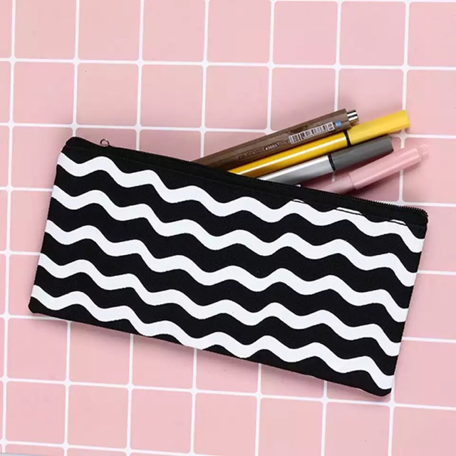 

SALE Kotak Pensil Hitam Putih Motif Garis dan Zigzag / Tempat Pensil / Pencil Case