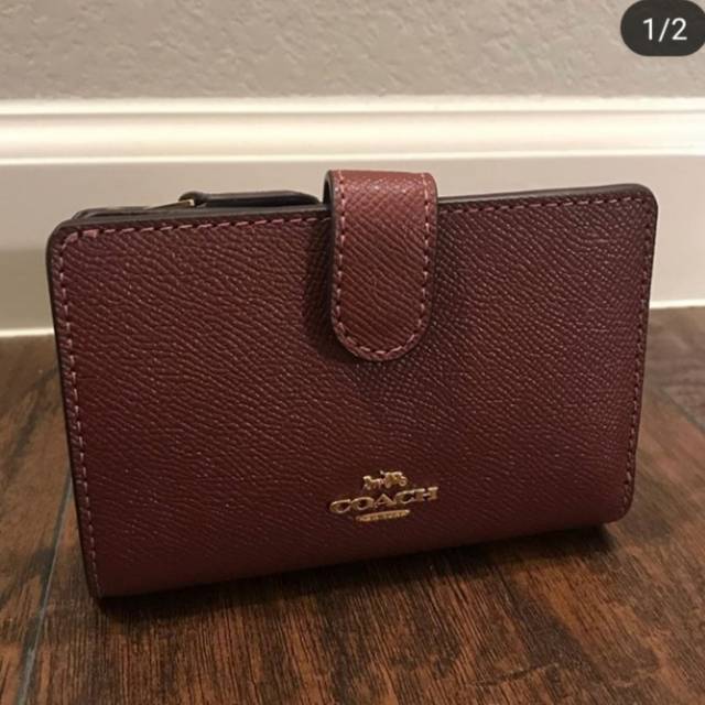 Coach Medium Wallet Wine