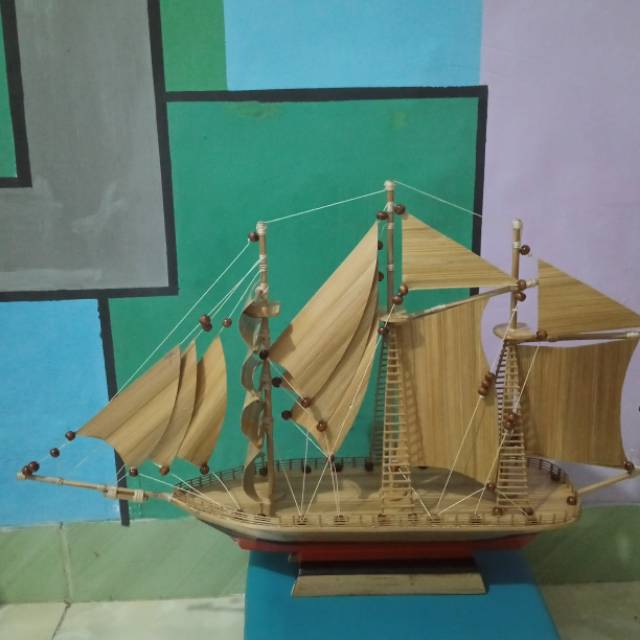 Miniatur kapal layar
