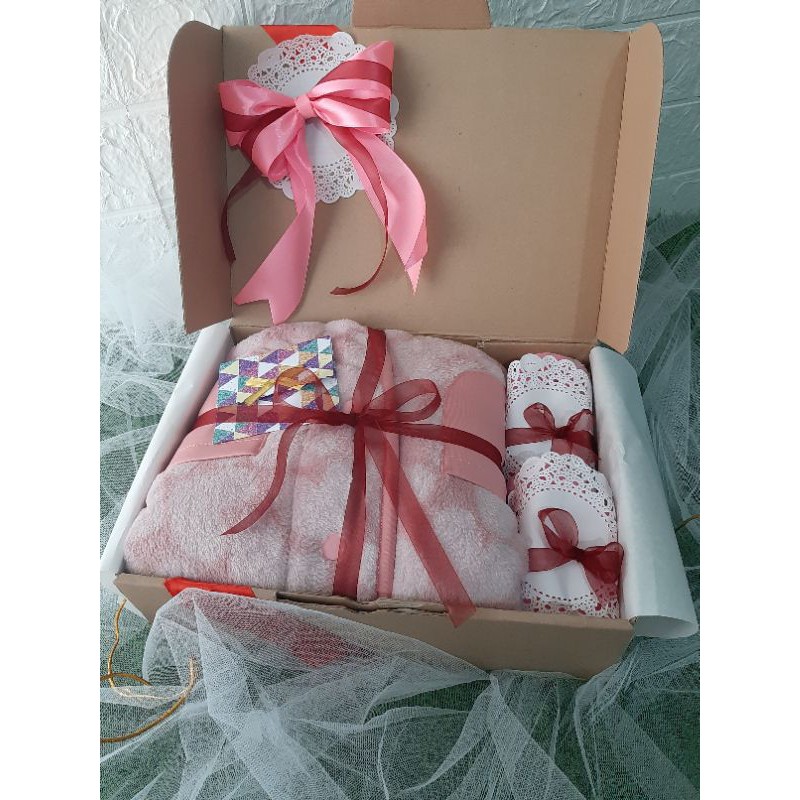 

Hampers perlengkapan bayi kado cantik jaket dan sepatu