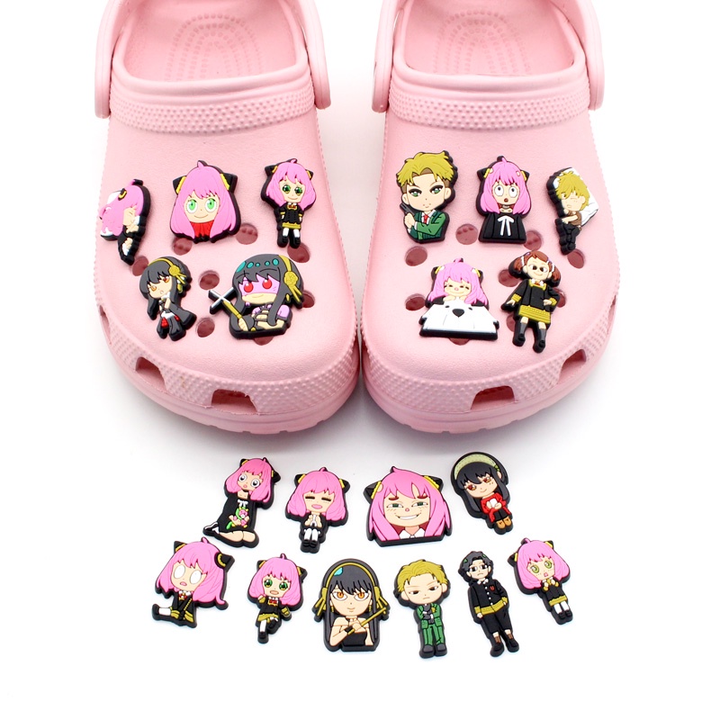 Crocs Pin 1pcs Jibbitz Karakter Anime Kartun rumah bermain mata-mata shoe charms diy Dapat dilepas sandal decorate accessories Hadiah aksesoris sepatu anak-anak yang lucu