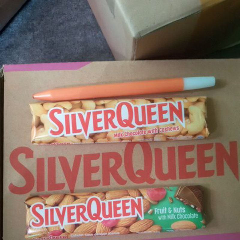 

pink SILVERQUEEN 1 BOX KECIL 10 X 22 gram, COKLAT SILVERQUEEN MINI 1 BOX ISI 10 COKELAT SILVER QUEEN