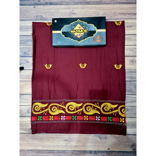 sarung bordir merah marun,,benang kuning,motip kerawang gayo