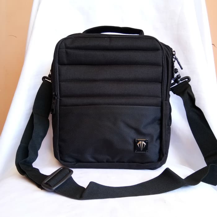 Tas selempang hitam ukuran tablet 10 inch - Tracker 40345 original