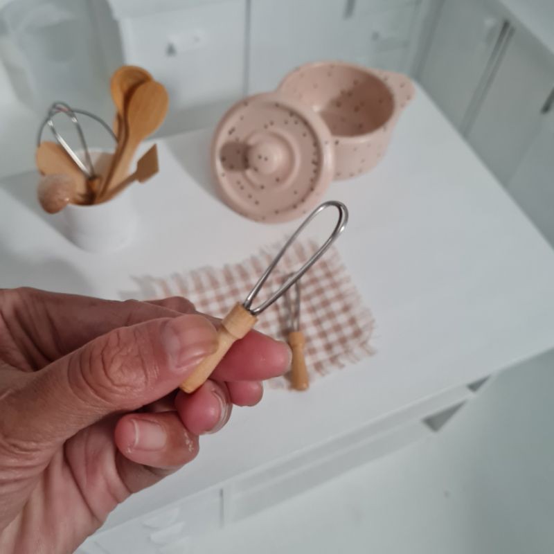 Miniature Real whisks - miniatur pengocok telur - dollhouse miniature - mainan masak masakan