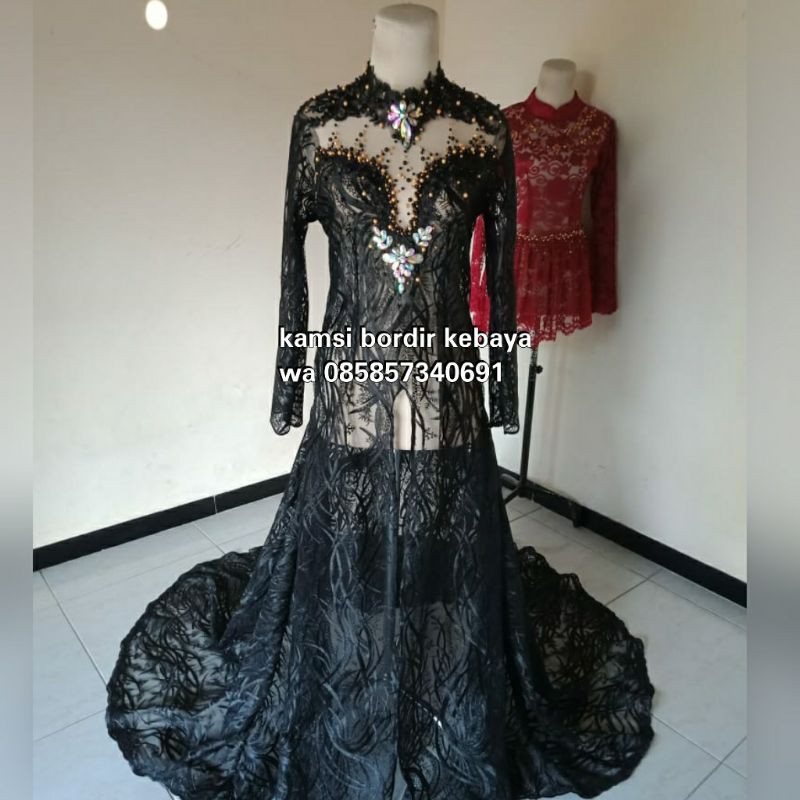 kebaya brokat berekor