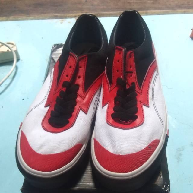 Losing grip low red black