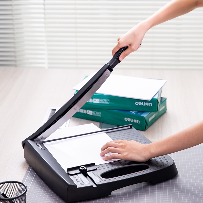 

Deli Paper Trimmer / Alat Pemotong Kertas 30 X 30 Cm Kapasitas 12 Lembar 8051A