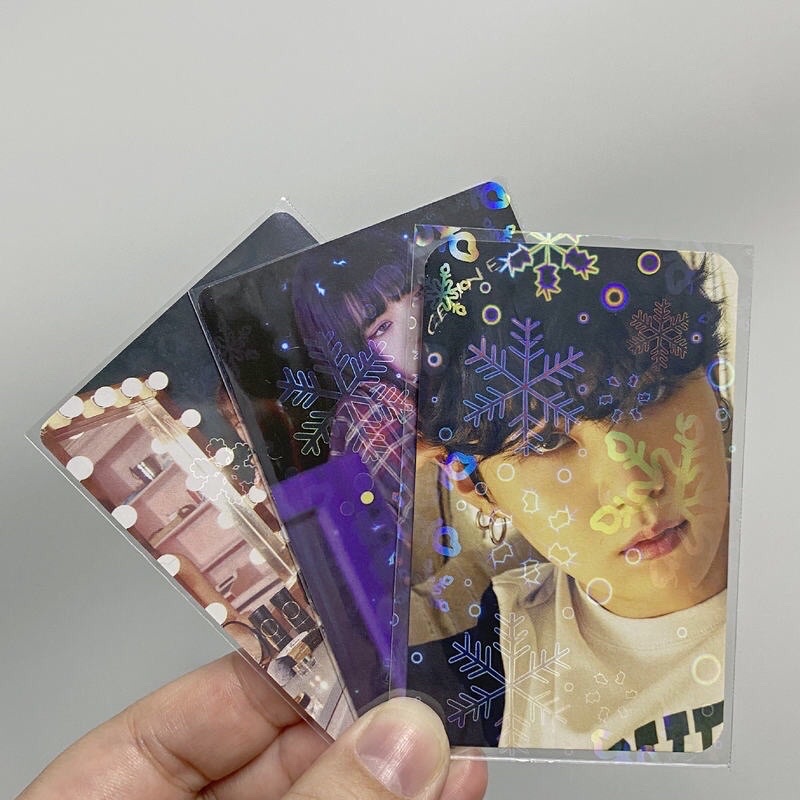 READY STOCK BISA COD - INNERSLEEVE PHOTOCARD HOLOGRAM GLITTER PLASTIK PELINDUNG KARTU FOTO PC BOYBAND IDOL KPOP KOREA GAYA REMAJA CEWEK BUNGA LOVE CINTA VIRAL UNIK MURAH FANCY ELEGAN AESTHETIC LUCU IMUT KAWAII ANAK PEREMPUAN MEWAH PREMIUM KOLBUK BINDER