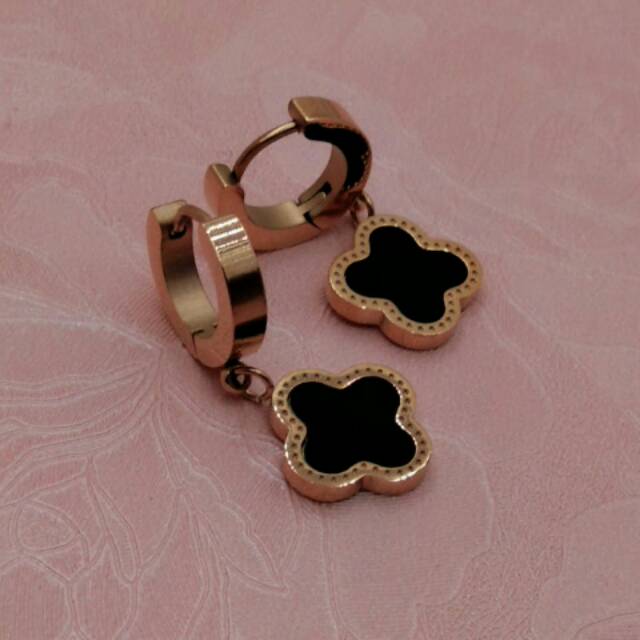 Anting wanita lv / anting titanium wanita / anting anti karat / anting titanium model Lv
