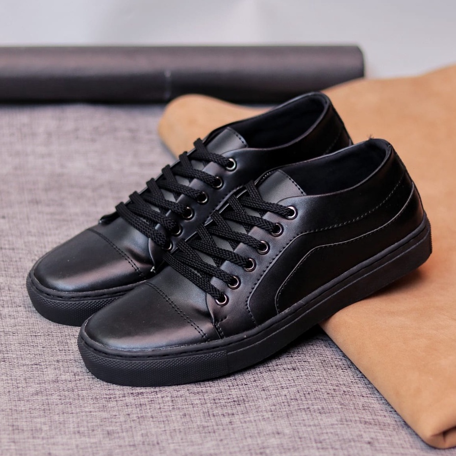 MOLK Sepatu Kasual Sneakers Pria Hitam Tali Trendy Kekinian Simple Murah Anti Slip