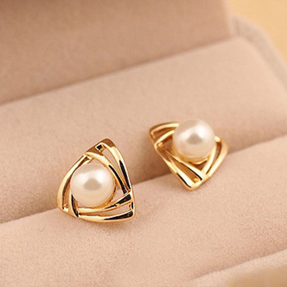 Anting Klip Tanpa Tindik Bentuk Segitiga Geometris Aksen Mutiara Warna Emas Untuk Wanita