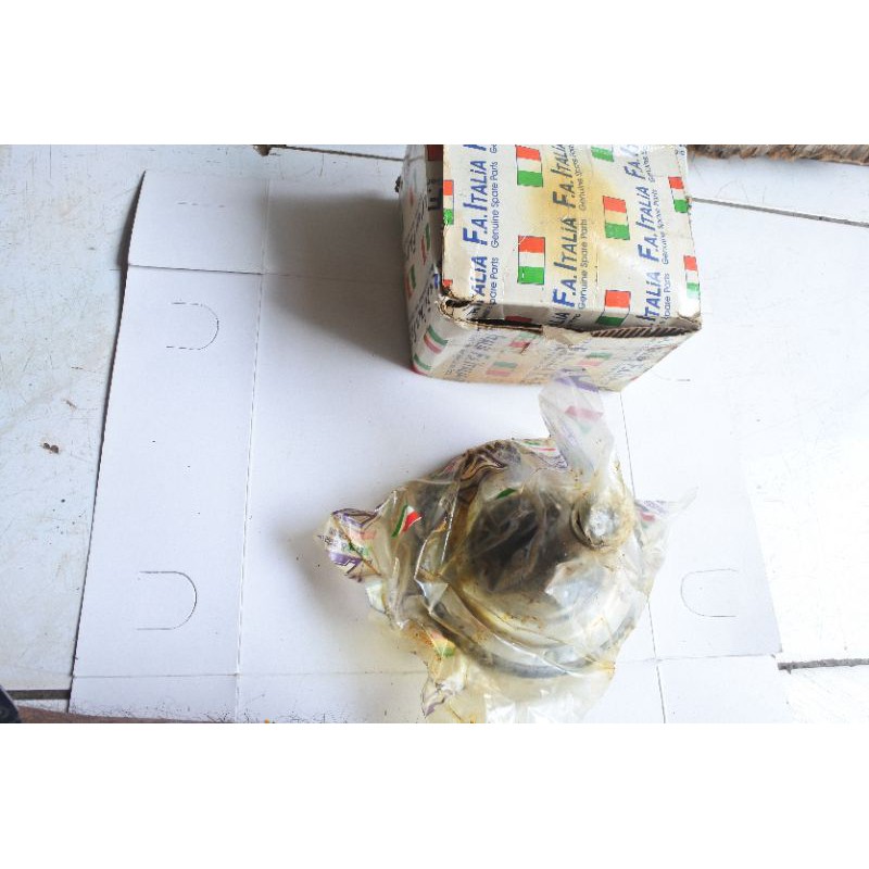 gigi borobudur vespa super