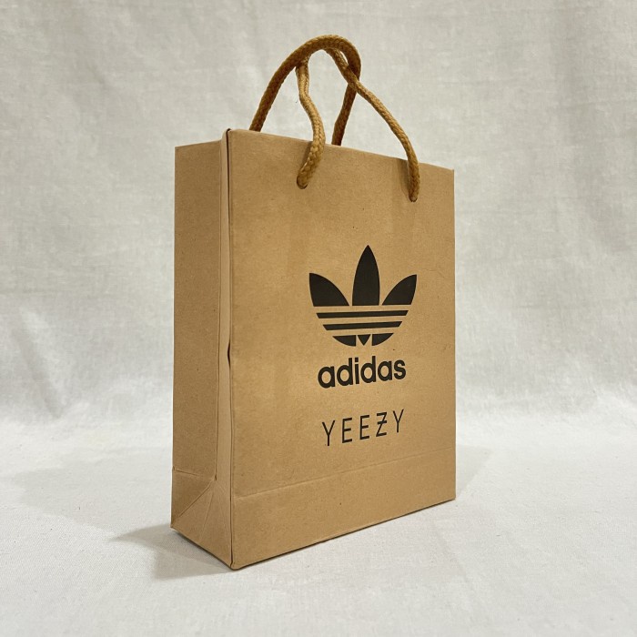 MINIATUR SNEAKERS GIFT BAG ADDIDAS BROWN SNEAKERS KEYCHAIN