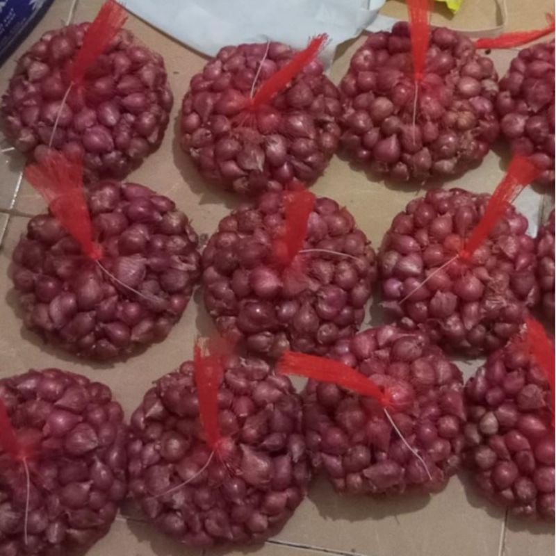 

Bawang Merah Murah / Bawang Merah Brebes Super / Bawang Merah Ukuran Gede Rata 1 KG