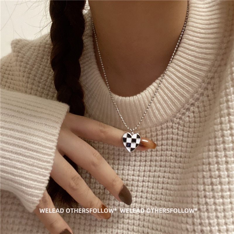 Kalung Rantai Klavikula Desain Papan Catur Hati Warna Hitam Dan Putih Untuk Wanita