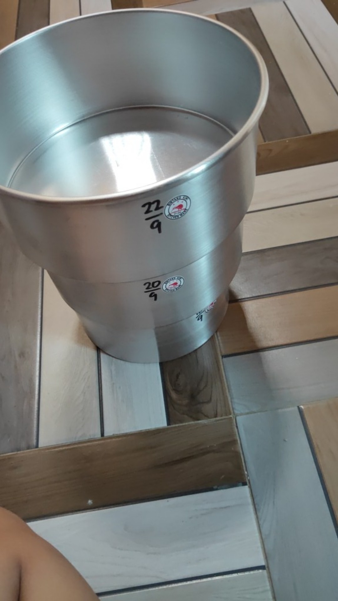 Kiwi Loyang Bulat Pressed Diameter 22 Cm Tinggi 9 Cm – Silver