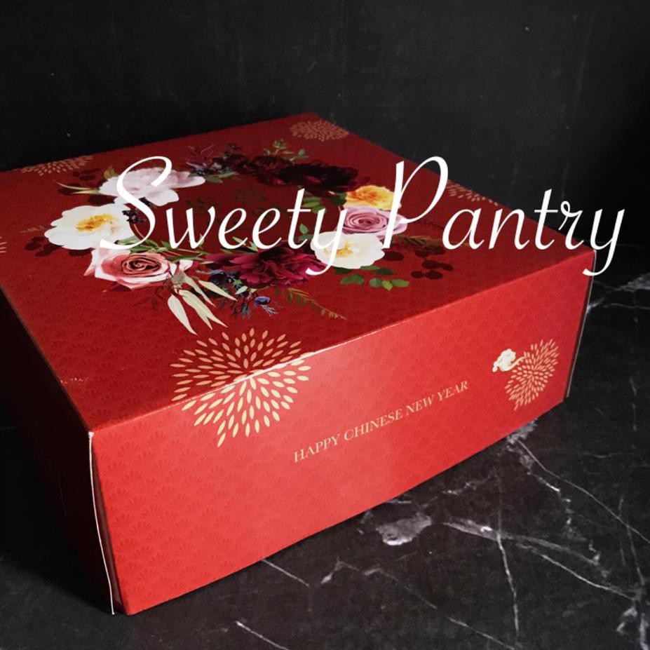 

Hanya di sini ! 8KN dus kue / cake box / packaging/kemasan imlek 22,5x22x5 x8cm Flower Red !