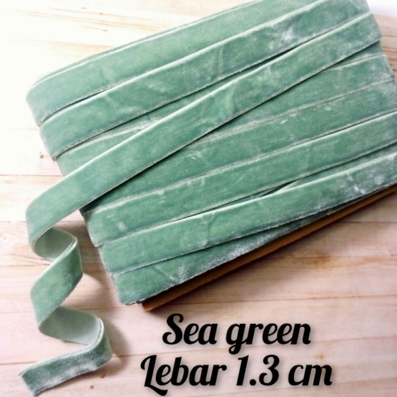 

per rol 15 meter,pita bludru/velvet warna seagreen lebar 1.3 cm