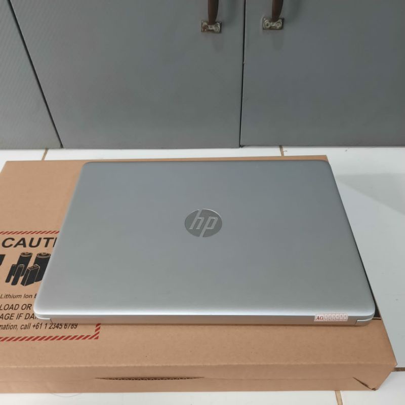 Laptop Hp 14s-cf0070TX Cor i3-7020U Dualvga Amd Radeon R7 M440 +HD Graphic 620 Body slim Mulus