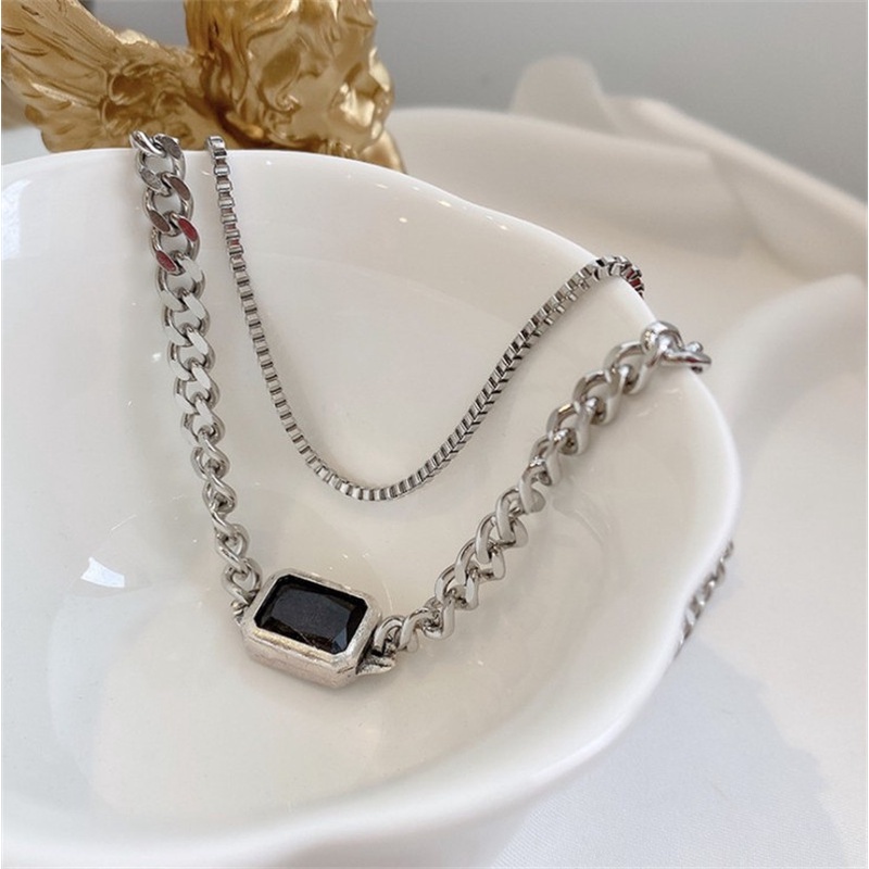 Set Kalung Multilayer Bahan Alloy Warna Hitam Gaya Hip Hop Untuk Wanita