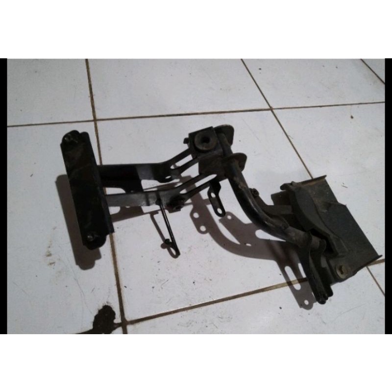 Besi dudukan panel Tameng Lampu vario 125 - vario 150 new 2018 Original