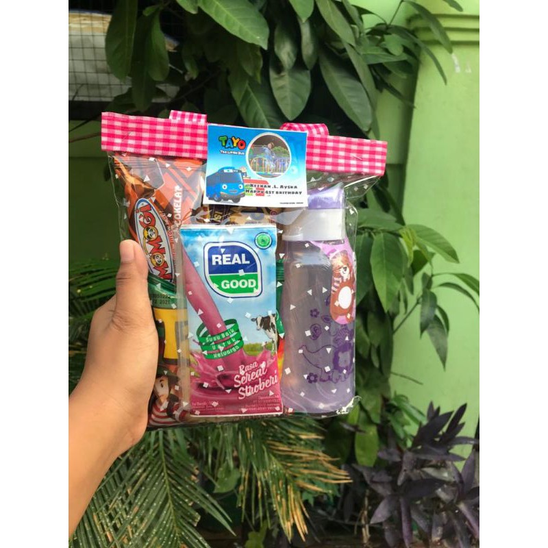 *souvenir ulang tahun * paketan Botol air minum + snack paketan ciki