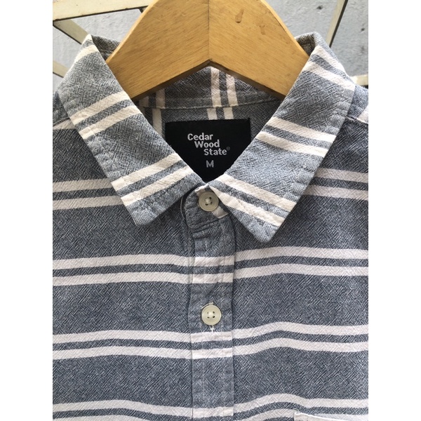 kemeja pria CEDAR WOOD STATE size medium.stripes abu putih.lengan pendek.kondisi baik NO deffects
