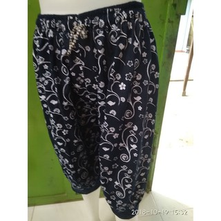 celana pendek wanita bawah lutut aladin motif bunga plural celana pendek wanita bawah lutut aladin motif bunga plural