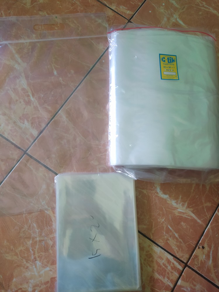 Plastik Klip Pond Oval Plong (tebal) 30x38+7/ 30x45 Isi 100 Lembar. Bening,susu,hitam