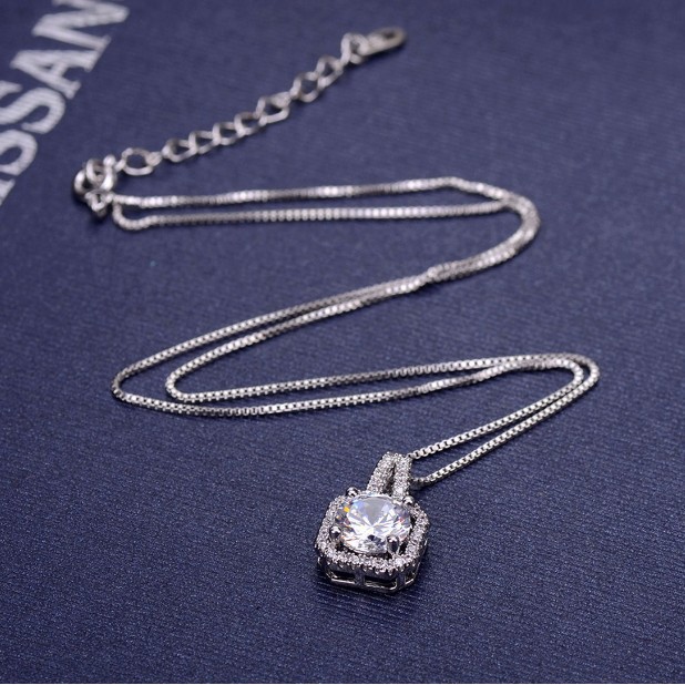 Kalung Fashion Aksesoris Titanium Bertabur Kristal Berkilau kalungnya Untuk Wanita Liontin Choker