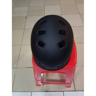 HELM SEPEDA  SEPATU  RODA BULAT BATOK HITAM MERK GENIO 