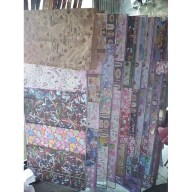 

READY/ READY KERTAS KADO MURAH/ READY PEMBUNGKUS UNTUK KADO/ READY Kertas kado/ kertas kado karakter/ kertas kado murah/ kertas kado anak/kertas kado sansan wawa