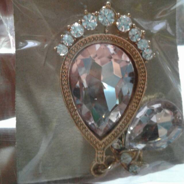 Bros batu besar mutiara